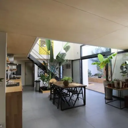 Maison D'architecte Sur Jardin Verdoyant Дом отдыха